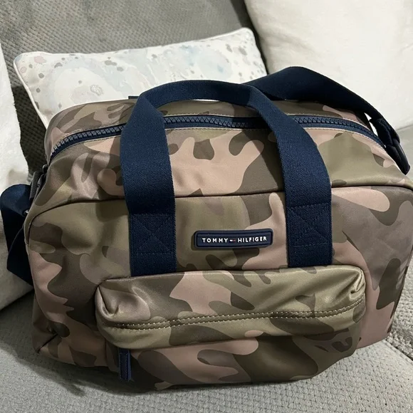 (SOLD) NWT Tommy Hilfiger weekender bag unisex camo green - Picture 1 of 7